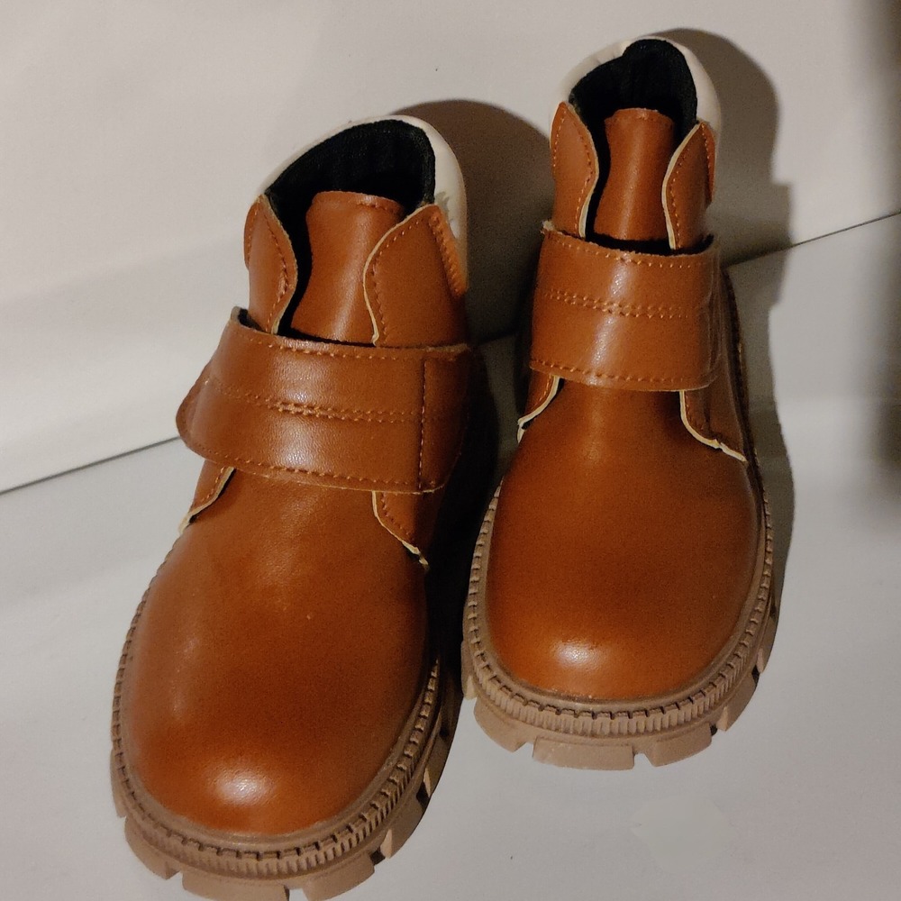 Toddler Boys Unisex Size 26 Leather/Pleather Boots Water Resistant - Barely Used - Picture 3 of 4